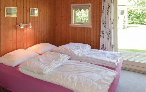 HumbleにあるBeautiful Home In Humble With 3 Bedrooms, Sauna And Wifiのベッドルーム1室(白いシーツが備わるベッド2台、窓付)