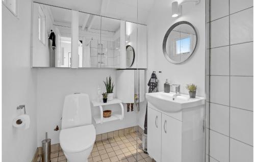 Amazing Home In Vggerlse With 4 Bedrooms And Wifi tesisinde bir banyo