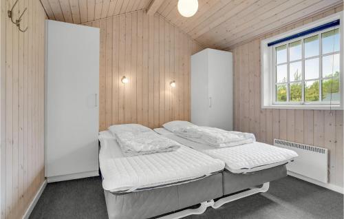ロモ・キルケビーにあるBeautiful Home In Rm With 3 Bedrooms, Sauna And Wifiの窓付きの部屋 ベッド2台