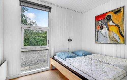 una camera con letto e finestra di Beautiful Home In Brkop With 3 Bedrooms And Wifi a Egeskov