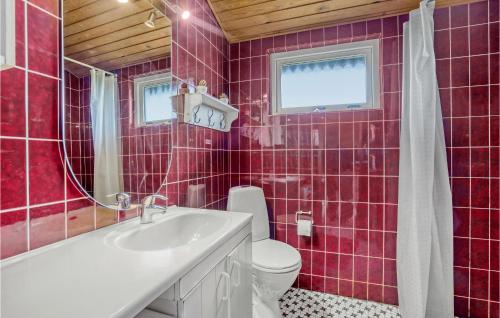 BolilmarkにあるGorgeous Home In Rm With Kitchenの赤いタイル張りのバスルーム(トイレ、シンク付)