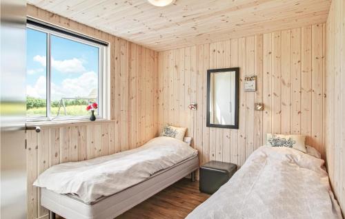 2 camas en una habitación con ventana en Cozy Home In Bogense With Sauna, en Bogense