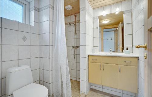 y baño con aseo y lavamanos. en 3 Bedroom Cozy Home In Glesborg, en Fjellerup Strand