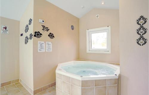 eine Whirlpool-Badewanne im Bad mit Fenster in der Unterkunft Cozy Home In Gilleleje With Indoor Swimming Pool in Gilleleje