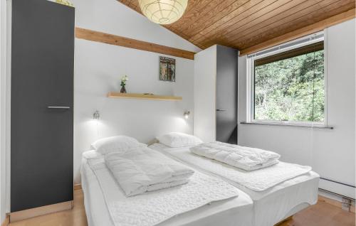 Ένα ή περισσότερα κρεβάτια σε δωμάτιο στο Nice Home In Aakirkeby With Wifi