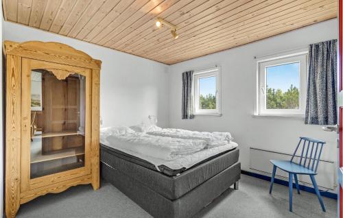 ロモ・キルケビーにあるStunning Home In Rm With 2 Bedrooms And Wifiのベッドルーム1室(ベッド1台、椅子、窓付)
