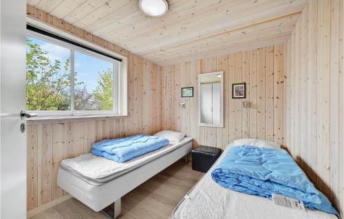 HouにあるAmazing Home In Tranekr With Sauna, Wifi And Private Swimming Poolの窓付きの部屋 ベッド2台