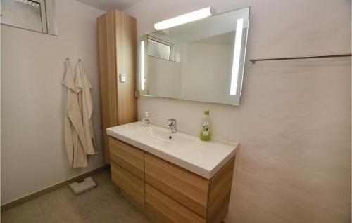 uma casa de banho com um lavatório e um espelho em Cozy Apartment In Faaborg With Wifi em Faaborg