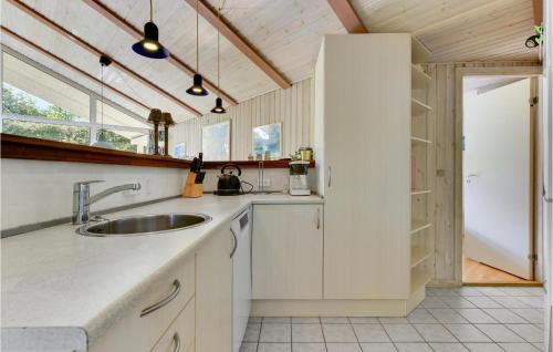 Asserballeskovにある4 Bedroom Stunning Home In Augustenborgの白いキャビネットとシンク付きのキッチン