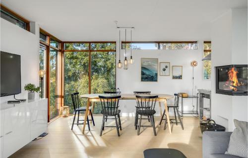 Una cocina y un comedor con mesa y sillas. en Gorgeous Home In Grenaa With Kitchen, en Grenå