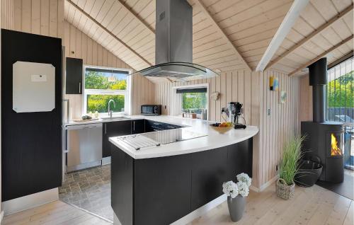 uma cozinha com um lavatório e um fogão em Beautiful Home In Sydals With 3 Bedrooms, Sauna And Wifi em Skovby
