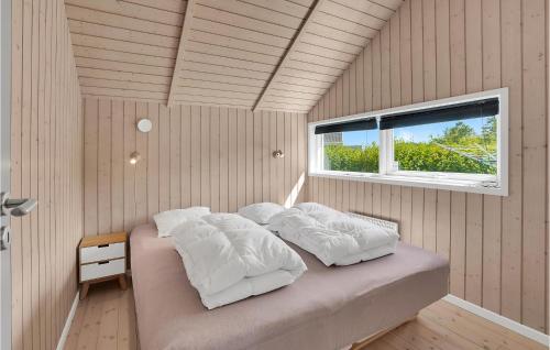 1 dormitorio con 2 camas con sábanas blancas y ventana en Beautiful Home In Sydals With Sauna, en Skovby