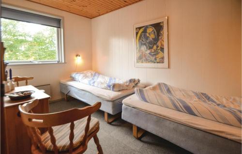 sala de estar con cama y sofá en Awesome Home In Snedsted With House Sea View, en Snedsted