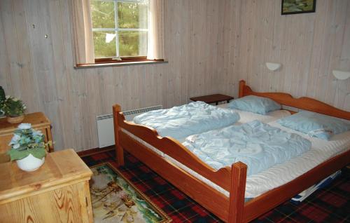 - une chambre avec un grand lit dans l'établissement Amazing Home In Rm With Kitchen, à Bolilmark