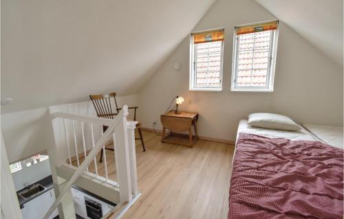 Zimmer im Dachgeschoss mit einem Bett und einer Treppe in der Unterkunft Katholt in Otterup
