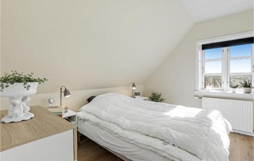 um quarto branco com uma cama e uma janela em 2 Bedroom Awesome Apartment In Klemensker em Klemensker
