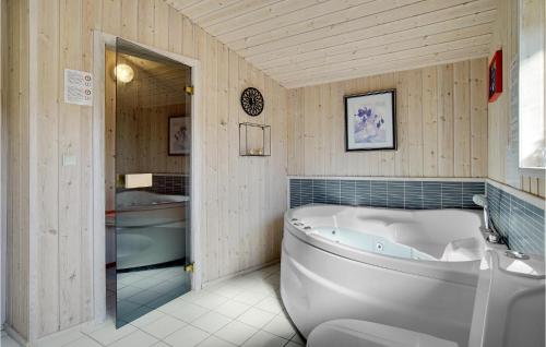 bagno con vasca e lavandino di 3 Bedroom Amazing Home In Vggerlse a Bøtø By