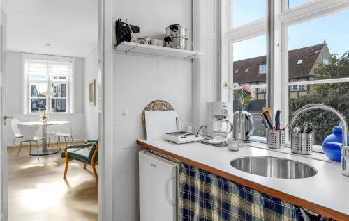 Kuchyň nebo kuchyňský kout v ubytování Amazing Apartment In Svaneke With 1 Bedrooms And Wifi
