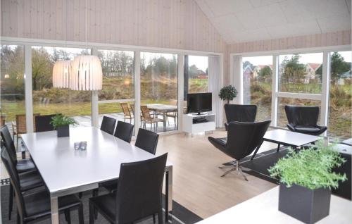 una sala da pranzo con tavolo e sedie di Three-Bedroom Holiday Home In Blavand a Blåvand