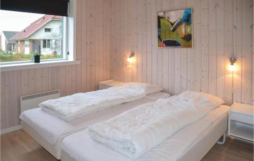 ブラーバンドにある3 Bedroom Awesome Home In Blvandのベッドルーム1室(白いシーツが備わるベッド2台付)