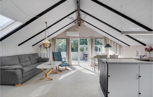 un salon avec un canapé et une table dans l'établissement Two-Bedroom Holiday Home In Skjern, à Halby