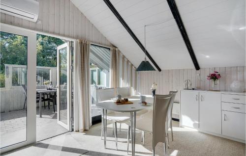 cocina y comedor con mesa y sillas en 2 Bedroom Lovely Home In Skjern, en Halby