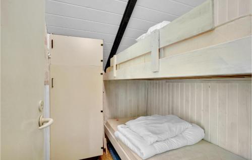 HalbyにあるStunning Home In Skjern With 2 Bedrooms And Wifiの小さなお部屋で、二段ベッド1組が備わります。