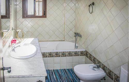 艾加斯托的住宿－Stunning Home In El Gastor With Wifi，浴室配有盥洗盆、卫生间和浴缸。