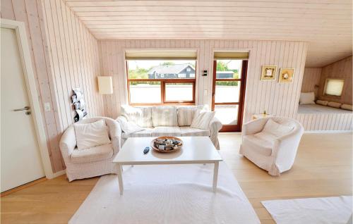 sala de estar con 2 sillas y mesa en 3 Bedroom Cozy Home In Sydals, en Skovby