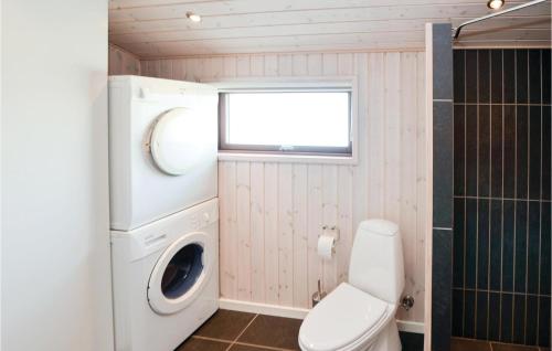 a small bathroom with a washing machine and a toilet at 3 Bedroom Cozy Home In Sydals in Skovby