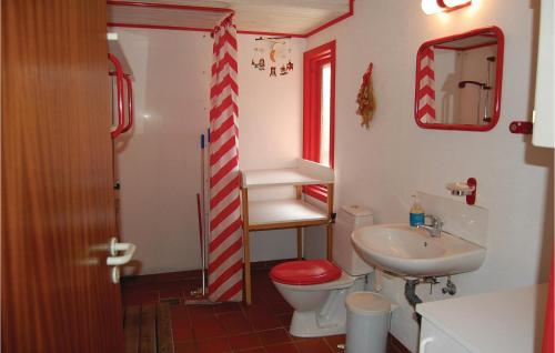 ホにある3 Bedroom Beautiful Home In Blvandのバスルーム(赤と白のストライプのシャワーカーテン付)