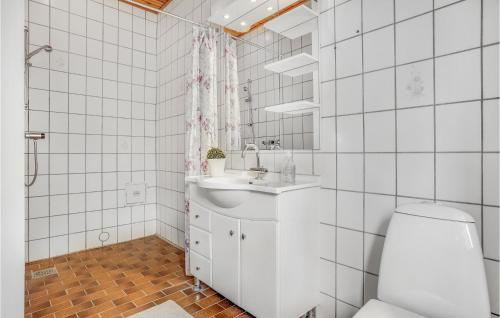 bagno bianco con lavandino e servizi igienici di Amazing Apartment In Allingbro With Wifi a Allingåbro