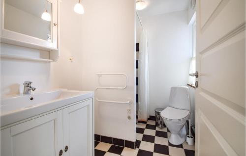Baño blanco con lavabo y aseo en Gorgeous Home In Ejstrupholm With Wifi en Ejstrup