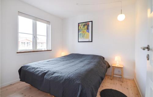 Habitación blanca con cama y ventana en Gorgeous Home In Ejstrupholm With Wifi en Ejstrup