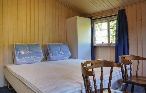 een kamer met een bed met 2 stoelen en een raam bij Stunning Home In Jgerspris With Wifi in Jægerspris
