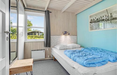 Ліжко або ліжка в номері Cozy Home In Juelsminde With Wifi
