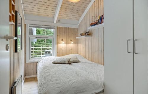 Fjellerup StrandにあるNice Home In Glesborg With 3 Bedrooms, Sauna And Wifiのベッドルーム(ベッド1台、窓付)