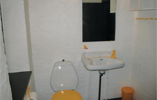 y baño con lavabo blanco y aseo. en Beautiful Home In Gudbjerg Sydfyn With Kitchen, en Gudme