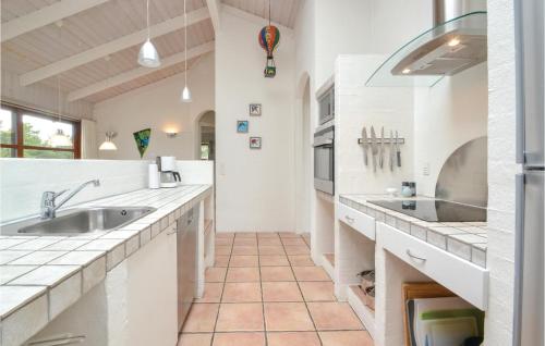 una cocina con encimeras blancas y un lavabo grande en Pet Friendly Home In Fan With Sauna, en Sønderho