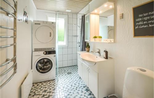 VestervigにあるFjordglimtのバスルーム(洗濯機、シンク付)
