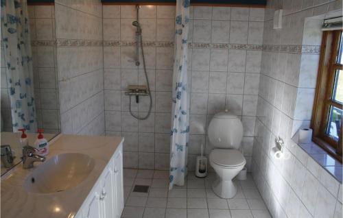 Nice Home In Thisted With 3 Bedrooms And Wifi tesisinde bir banyo