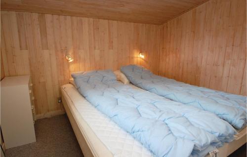 HejlsにあるAwesome Home In Hejls With 3 Bedrooms, Sauna And Wifiの木製の壁の客室の大型ベッド1台