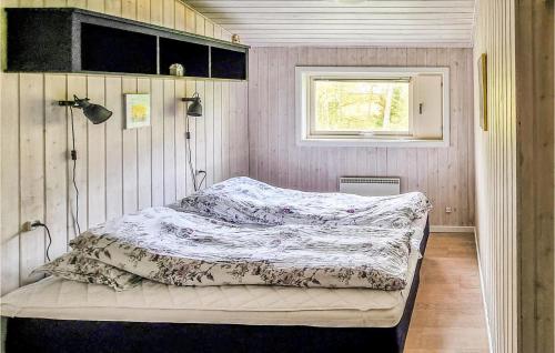 BedegårdにあるStunning Home In Nex With 5 Bedrooms, Sauna And Wifiの窓付きの小さな部屋のベッド1台分です。