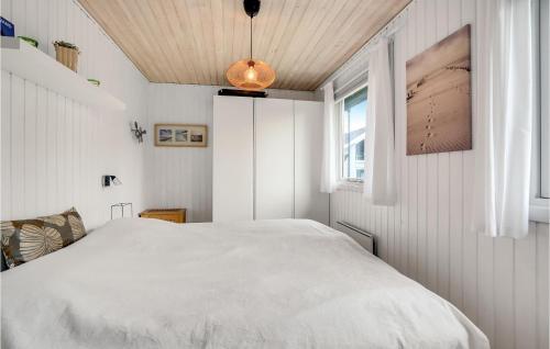 Una cama o camas en una habitación de Cozy Home In Blåvand With Sauna