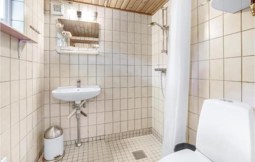 グドイェムにあるBjlkenの白いタイル張りのバスルーム(洗面台、トイレ付)