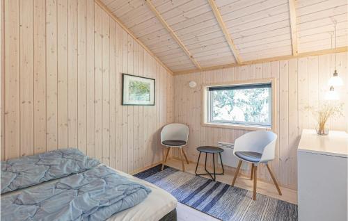 BalkeにあるBeautiful Home In Nex With 4 Bedrooms, Sauna And Wifiのベッドルーム1室(椅子2脚、テーブル1台、ベッド1台付)