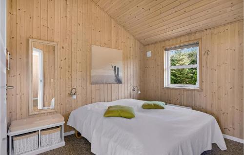 HemmetにあるNice Home In Hemmet With 3 Bedrooms, Sauna And Wifiのベッドルーム(白いベッド1台、窓付)