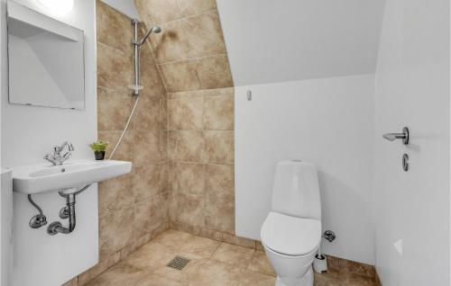 een badkamer met een toilet en een wastafel bij Stunning Home In Gedser With Kitchen in Gedser