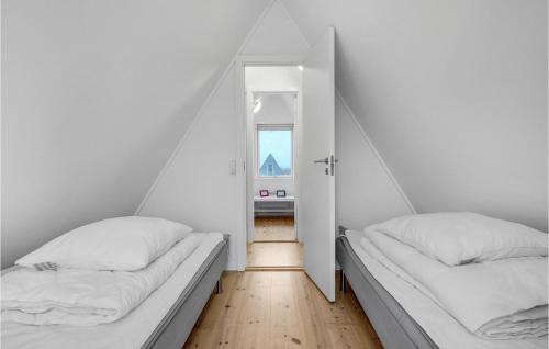 2 camas en una habitación con puerta abierta en Stunning Home In Gedser With Kitchen en Gedser