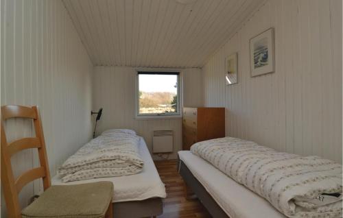 een slaapkamer met 2 bedden en een raam bij Gorgeous Home In Fan With Kitchen in Fanø